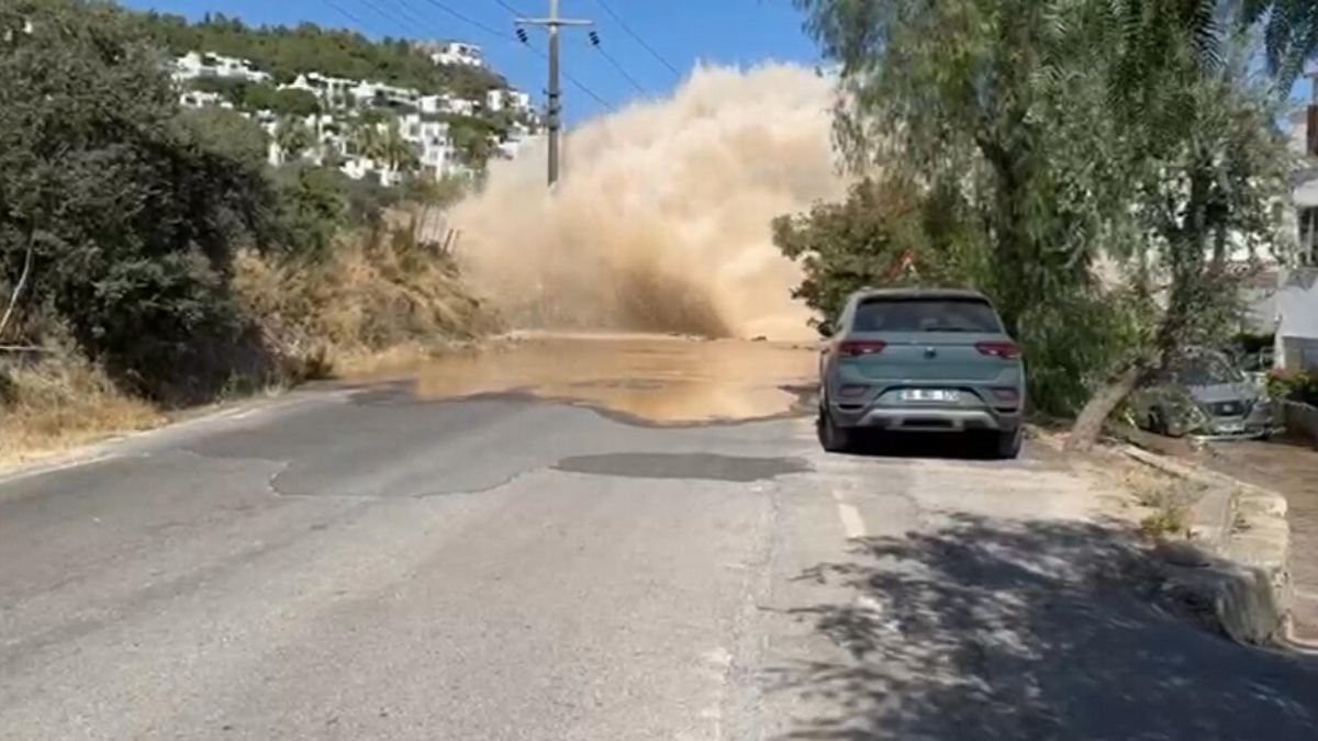 Bodrum’da ana su isale hattı patladı